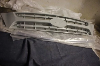 Grille For 2006-2010 Kia Sedona Upper Silver Plastic and chrome trim shown new - Изображение 1 из 4