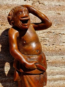 Antikes japanisches Holz Netsuke - Ashinaga langbeiniger Mann mit Trommel Buchsbaum - Bild 1 von 6
