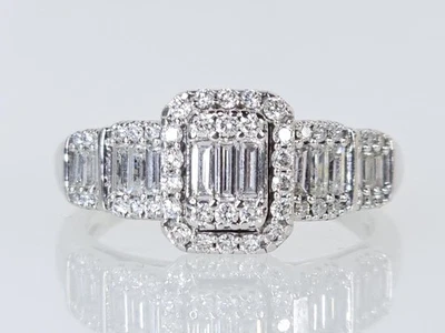 Anillo de compromiso de diamantes redondos baguette de oro blanco de 14 quilates APX 1 1/5 CTW (AM1088444) Foto 1 de 4