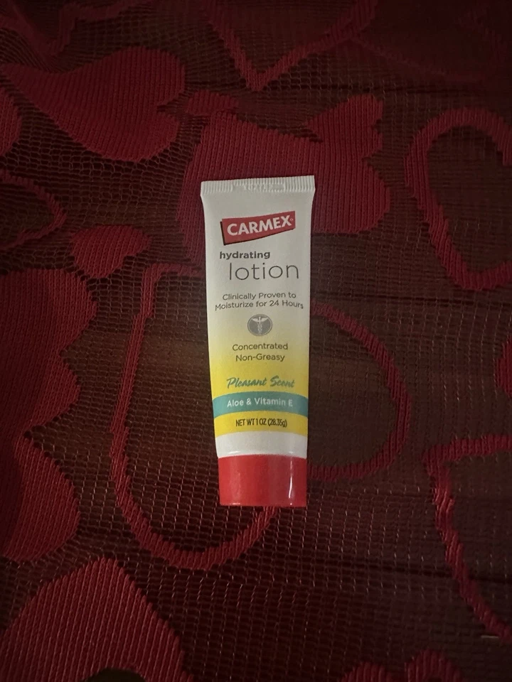 Carmex - Loción hidratante aroma agradable con aloe y vitamina E - 1 oz Foto 1 de 1