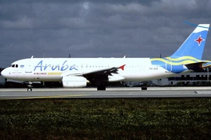 Original 35MM Slides: Aruba Airlines A320 P4-AAD NOT CLIPPED - Picture 1 of 1
