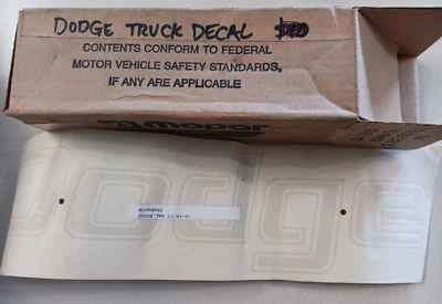 Camión Dodge D100 Adventurer Mopar 1969-1976 puerta trasera calcomanía blanca #3494942 nuevo de stock Foto 1 de 2
