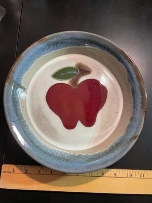 "Plato de cena de cerámica de estudio hecho a mano - motivo manzana - esmalte de borde azul - 11"""  Foto 1 de 2