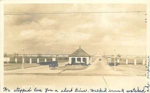 Tarjeta postal de entrada principal militar de Luisiana Barksdale Field de la década de 1930 RPPC 25-6254 - Imagen 1 de 2