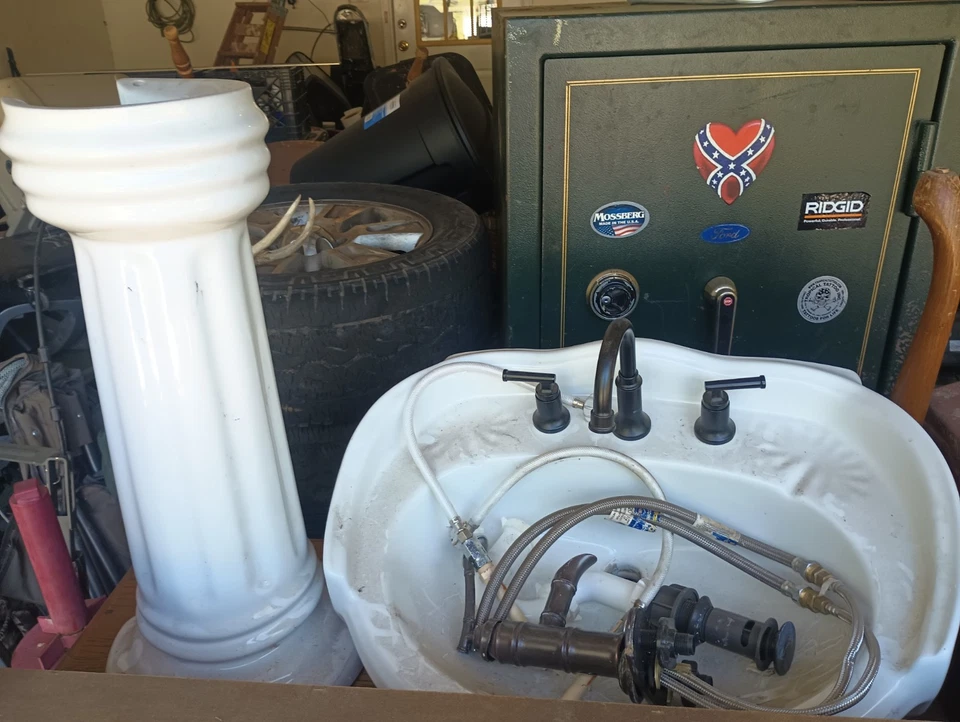 Fregadero de porcelana con soporte. Foto 1 de 1