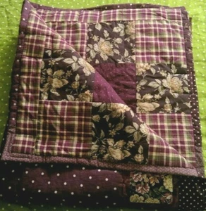 Edredón Patchwork flores púrpuras lunares cuadrados cama de vuelta país 51 por 44 - Imagen 1 de 9