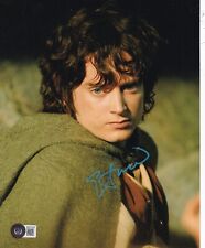 ELIJAH WOOD signed (LORD OF THE RINGS) Frodo movie 8X10 photo BECKETT BF81554