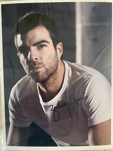 Foto autografiada en negro de Zachary Quinto de 8x10 firmada por Star Trek como Spock con certificado de autenticidad - Imagen 1 de 6