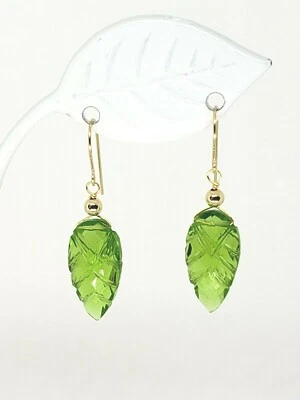 Pendientes colgantes de briolette de hoja de peridoto simulada tallada en oro amarillo de 14k Foto 1 de 4