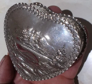 ANTIQUE STERLING SILVER, HEART-SHAPED BOX BY WILLIAM COMYNS, 1882 LONDON. 3.2 Oz - Picture 1 of 8