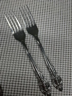 Пара обеденных вилок Versailles 7 3/8 дюйма H.F. LTD Hanford Forge из нержавеющей стали с пирсингом - Изображение 1 из 3
