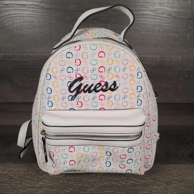 Bolso mochila pequeño con estampado de logotipo arco iris Guess para mujer Foto 1 de 4