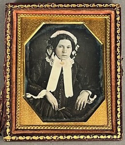 1/9 PLATE DAGUERREOTYPE OF YOUNG WOMAN W/ BONNET + GOLD BROOCH, NO WIPE MARKS