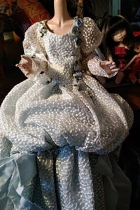 Precioso vestido de muñeca hecho a mano House of Troy SD BJD azul pálido y blanco ¿ÚNICO EN SU CLASE? - Imagen 1 de 13