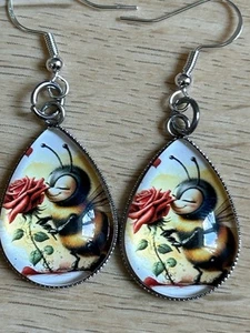 Cute Bee And Rose Earrings 925 Hallmarked Sterling Silver Hooks Free Gift Bag - Picture 1 of 4