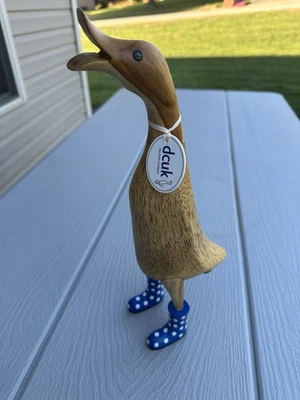 Estatuilla de pato de madera DCUK en botas de lunares azules Foto 1 de 4