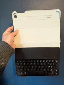 Logitech Ultrathin Keyboard Folio i5 iPad Case - Picture 1 of 3