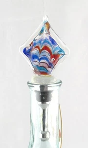 Topper bottiglia metallo vetro artistico quadrato multicolore rosso blu NUOVO bar vino olio  - Foto 1 di 2