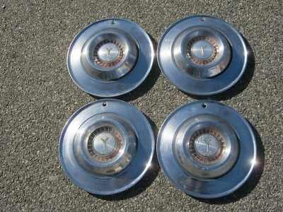 Tapacubos de 14 pulgadas Plymouth Belvedere Fury 1964 originales de fábrica cubiertas de rueda Foto 1 de 4