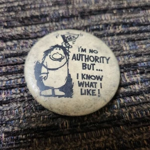 Botón pinback de 1,75" vintage de los años 50 sin autoridad pero sé lo que me gusta Nebbish - Imagen 1 de 3