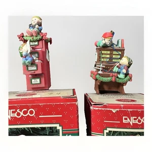 2 Ornamenti Vintage Enesco Ufficio Serie Elfi Controllandolo Due Volte E Quadrante S per Babbo Natale - Foto 1 di 18
