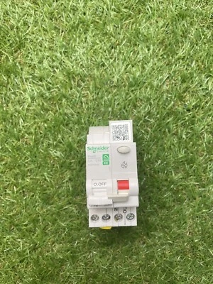 Resi9 XE-disjoncteur detecteur d'arc-1P+N-10A-courbe C-embrochable R9ETC610 - Imagen 1 de 4