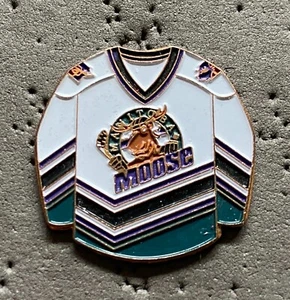 Manitoba Moose White Jersey IHL Hockey Pin - Imagen 1 de 2