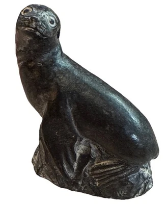 Estatueta vintage de selo de pedra-sabão do Alasca esculpida à mão estilo inuit assinada WF - Imagem 1 de 4