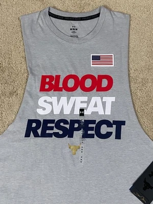 Camiseta sin mangas gráfica para hombre M Under Armour x Project Rock RWB 1383308-011 NUEVA CON ETIQUETAS Foto 1 de 4