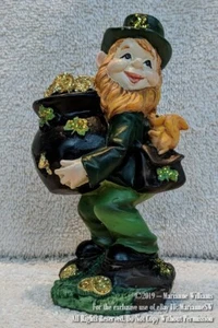 2 NEW St Patrick's Day IRISH LEPRECHAUN  FIGURES w TOP HATS & POTS OF GOLD - Picture 1 of 4