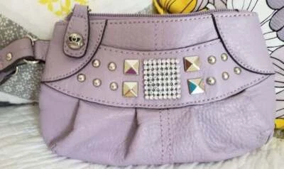 Cartera tipo muñeca Kathy Van Zeeland púrpura claro plateada con tachuelas Foto 1 de 4