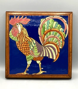 Arte de mesa de remache con marco de madera azulejo de gallo brillante colorido vintage 10" por 10" - Imagen 1 de 10