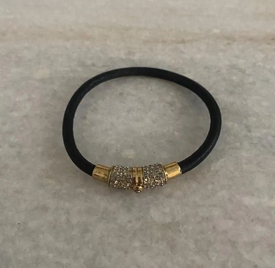"Hermoso brazalete Henri Bendel de cuero negro pavé dorado cristal 7,75""" Foto 1 de 4