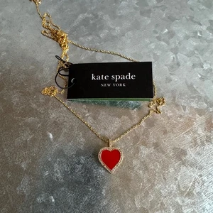 Kate Spade New York Halskette mit goldfarbenem rotem Herzanhänger - Bild 1 von 3