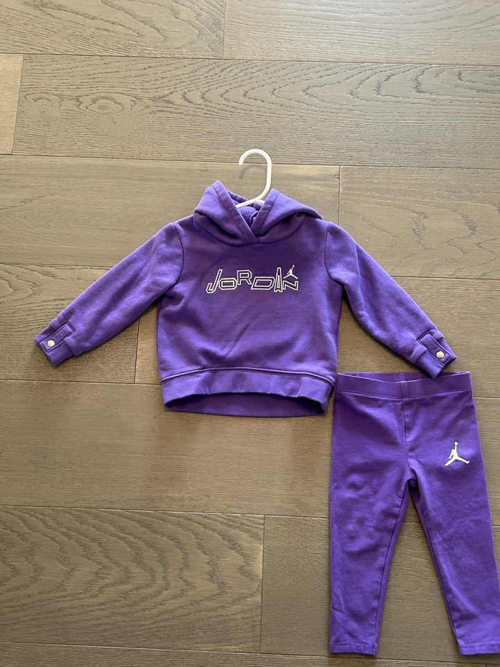 Sudadera Jordan Nike con capucha 2 piezas púrpura ligeramente usada para niñas talla 18M Foto 1 de 4