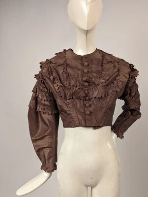 CHAQUETA DE TAFETÁN DE SEDA DE LA ERA DE LA GUERRA CIVIL DE 1860 CON VOLANTES PERFORADOS A MANO Foto 1 de 4