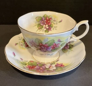 Vintage Royal Albert Bone China Footed Violets Teacup & Saucer Lovely - Picture 1 of 8