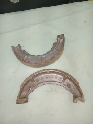 Zapatas de freno traseras Yamaha OEM 447-25330-01.   Se adapta a XS1 XS2 TX650 XS650 A2462 Foto 1 de 2
