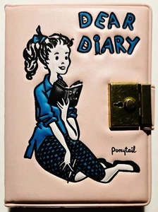 Cuaderno diario rosa vintage de 5,5" x 4" cola de caballo "Querido diario" de los años 50 - Imagen 1 de 3