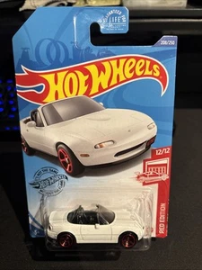 2020 Hot Wheels Red Edition 12/12 ‘91 Mazda MX-5 Miata #208 - Picture 1 of 4