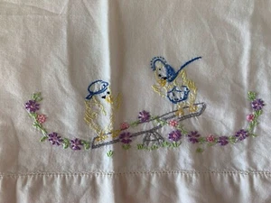 Funda de almohada de bebé bordada a mano vintage mediados de siglo 1947 Baby Chicks (b) - Imagen 1 de 6