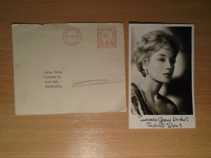 SYLVIA SYMS - ORIGINAL SIGNATURE ON PHOTO - 1963 + ORIGINAL ENVELOPE - Picture 1 of 5