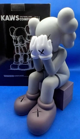 LAST ONE ! KAWS GREY - Passing Through Companion Vinyl Action Figure - 28cm BNIB Cover