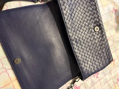 Bottega Veneta Intrecciato 斜挎包海军蓝 - 深受喜爱! 状况良好! — 第 1/4 张图片
