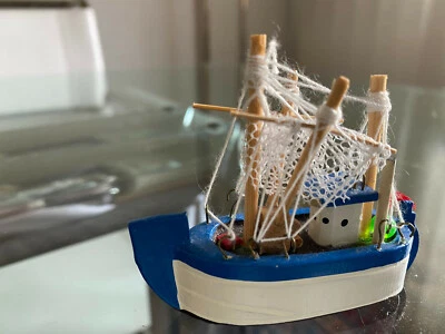 Kleines Segelschiff 4-Master aus Holz als Modell oder Dekoration,7cm breit+6cm h - Bild 1 von 2