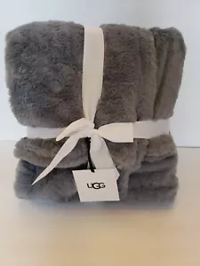 UGG PELUCHE PELLICCIA SINTETICA COPERTA REVERSIBILE COPERTA CHAMBRAY GRIGIO LUSSO NUOVA CON ETICHETTE - Foto 1 di 4