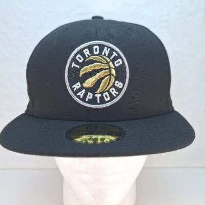 NOVA ERA Toronto Raptors NBA 59FIFTY ajustado 7 3/8 preto com logotipo dourado e prata  - Imagem 1 de 4