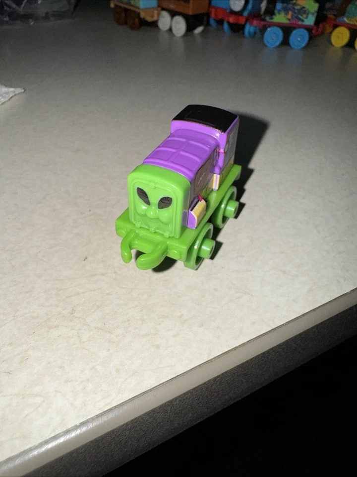 Mattel Thomas & Friends Minis Paxton Alien Form# Foto 1 de 4