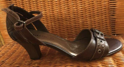 NEU: DUNKELBRAUN LEDER SANDALETTE NIETEN ZIERSCHLIESSE EUR 41 TAMARIS *866831 - Bild 1 von 3