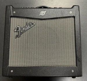 Fender Mustang 1 amplificador con fuente de alimentación - Imagen 1 de 10